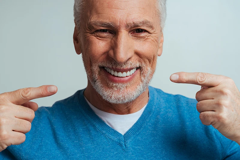 Imagem sobre próteses: Implante ou dentadura: entenda as diferenças antes de escolher